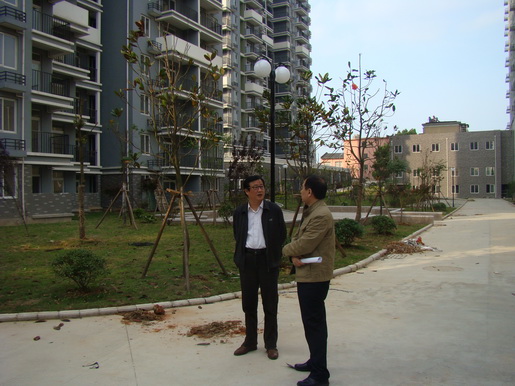 董事長(zhǎng)調(diào)研城區(qū)老舊小區(qū)管道燃?xì)馀涮坠ぷ?>                            <div   id="ooarmyazh"   class="con">
                                <span id="ooarmyazh"    class="title">董事長(zhǎng)調(diào)研城區(qū)老舊小區(qū)管道燃?xì)馀涮坠ぷ?/span>
                                <p class="des">&nbsp;

	近日，公司黨委書記、董事長(zhǎng)潘炳應(yīng)先后深入渡江路沿街樓棟、百圣花苑、同慶北苑、錦都商城、古樹新村、馬山公寓等26處前期開發(fā)未“三同時(shí)”配套管道燃?xì)獾某菂^(qū)老舊小區(qū)（樓棟），實(shí)地考察、調(diào)研公司老舊小區(qū)氣化工作推進(jìn)情況。


	每到一處，潘炳應(yīng)都細(xì)致查看小區(qū)周邊管網(wǎng)配套條件，詳細(xì)了解氣化工作實(shí)際困難，并認(rèn)真傾聽小區(qū)居民對(duì)公司配套管道燃?xì)獾囊庖姾徒ㄗh。對(duì)于老舊小區(qū)氣化工作，潘炳應(yīng)...</p>
                            </div>
                            <div   id="ooarmyazh"   class="time">
                                <span id="ooarmyazh"    class="day">05</span>
                                <span id="ooarmyazh"    class="year-month">2014-05</span>
                            </div>
                        </a>
                    </li>
                                        <li>
                        <a href="show.php?Id=218" target="_blank">
                            <img src=